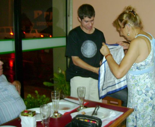 Ap�s o jantar, alguns n�meros de m�gica. Fabian auxiliado pela sra. karita