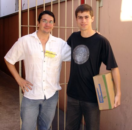 Sócio Correspondente Roger com Fabian Rodrigues no momento da doação das fitas de vídeo