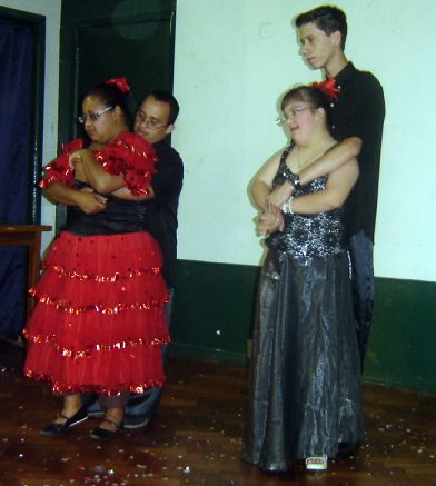 No intervalo, número de dança dos alunos da APAE
