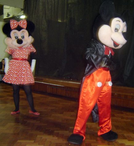 Antes do pr�ximo m�gico, Mickey e Minie aparecem no sal�o