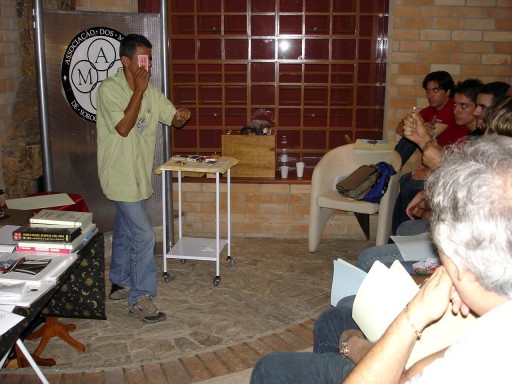 Adan iniciando sua confer�ncia com close-up magic
