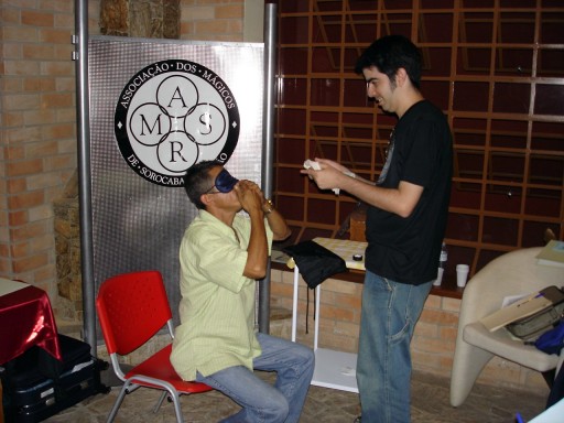 M�gico Fazzio (A.M.S.R.) vendando Adan durante a confer�ncia