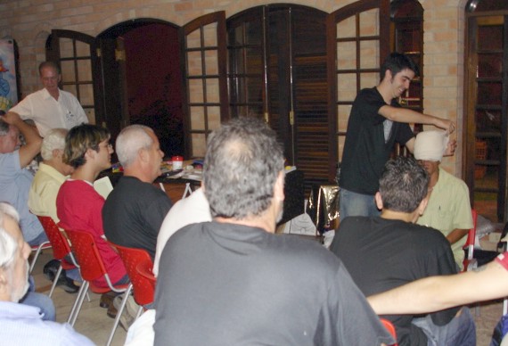 M�gico Fazzio (A.M.S.R.) vendando Adan durante a confer�ncia