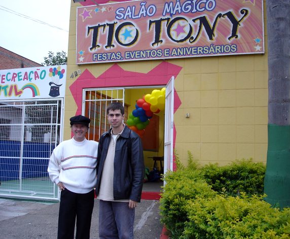 Tio Tony em seu sal�o de festas com Fabian Rodrigues