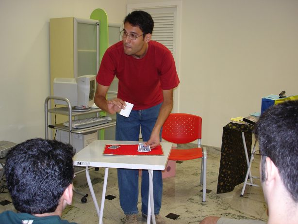 M�gico Juan iniciando sua apresenta��o de cartomagia