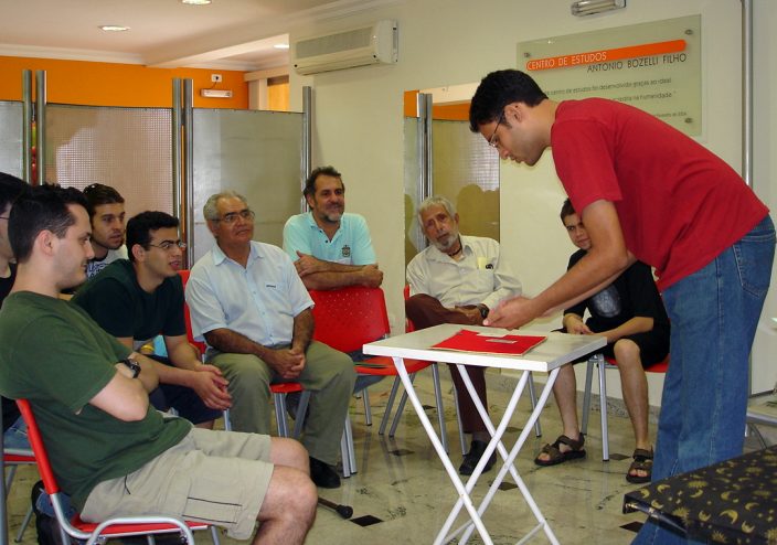 M�gico Juan iniciando sua apresenta��o de cartomagia