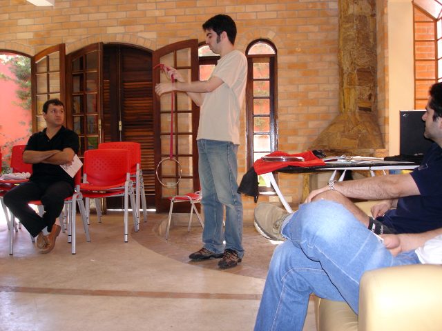 Fazzio mostrando uma rotina de Aros Chineses