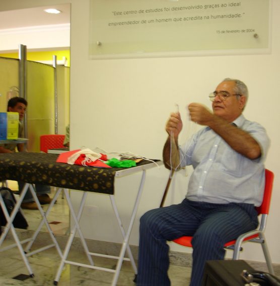 Alan Pach� ensinando um n�mero com cordas