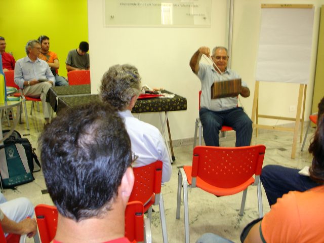 Alan Pach� ensinando mais um n�mero com cordas