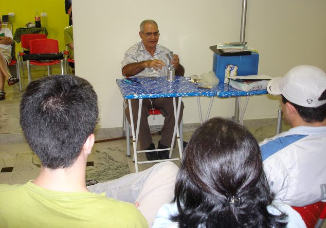 Alan Pach� demostrando uma rotina dos "Covilhetes"