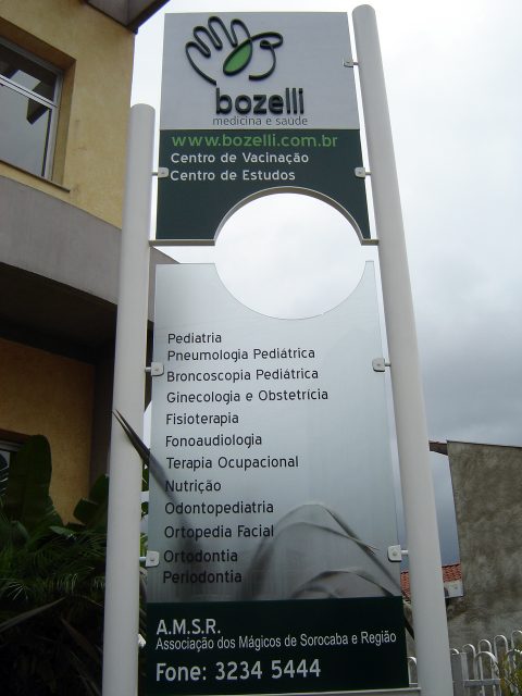 Na parte inferior da nova placa, o nome da A.M.S.R. na Bozelli Medicina e Sa�de