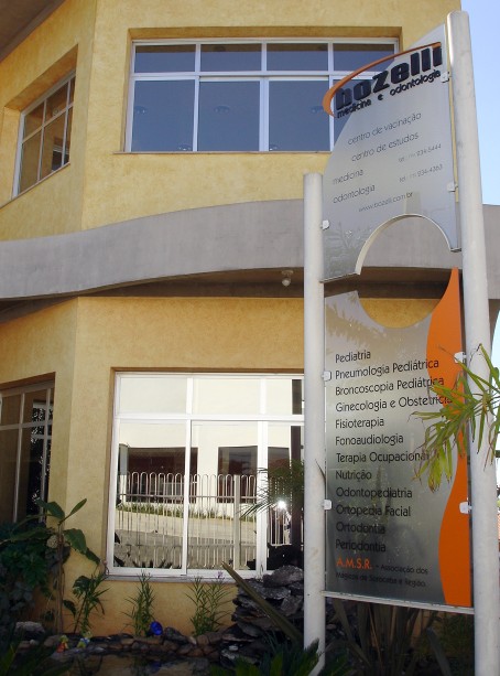 Nome da Associa��o na parte de baixo da placa na Bozelli Medicina