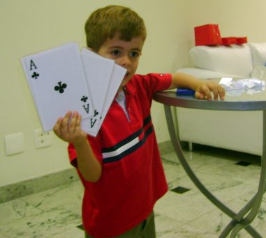 Ap�s as apresenta��es, o pequeno M�rio sorteia uma m�gica doada por Alan Pach�
