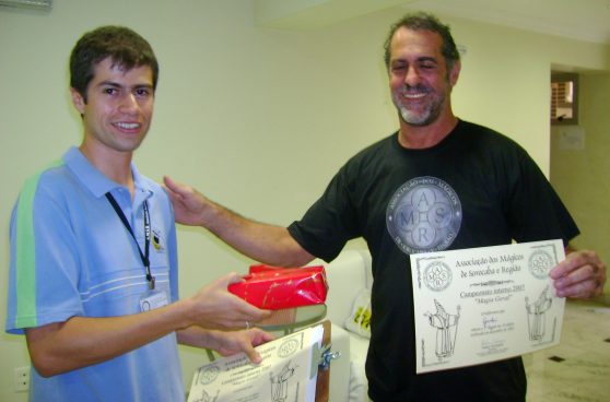 Gustini (direita), e sua certifica��o pelo 2� lugar