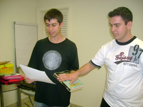 Fabian (esquerda) e William (direita) no juramento como novo s�cio