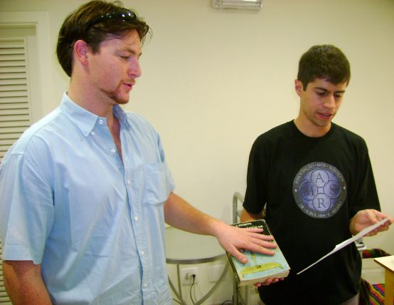 Max Woolf (� esquerda) durante o juramento de novo s�cio