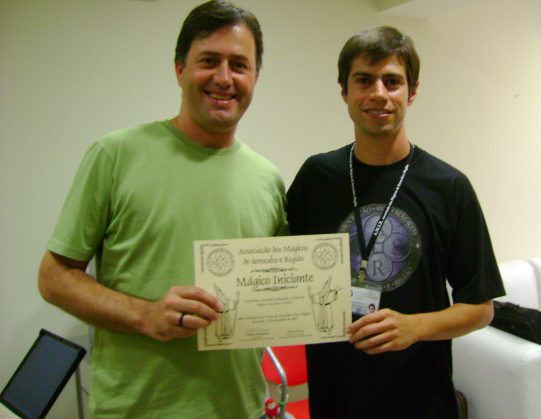 Alexandre Nicola recebendo o certificado do curso "M�gico Iniciante"
