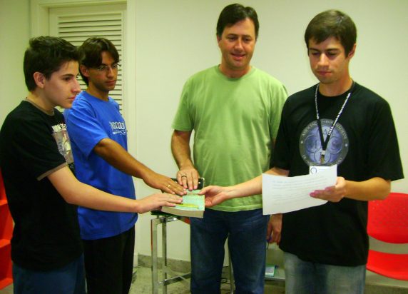 Lucas, Martus e Alexandre no juramento de novo s�cio com Fabian