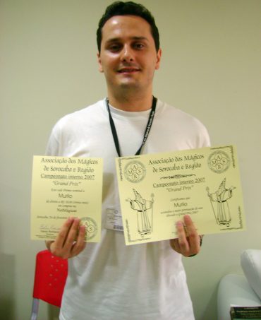 Murilo, seu certificado do Grand Prix e seu vale pr�mio da Netm�gicas