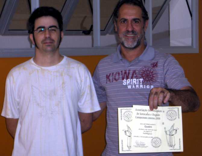M�gico Gustini recebendo seu certificado de 3� lugar da comepti��o de mentalismo