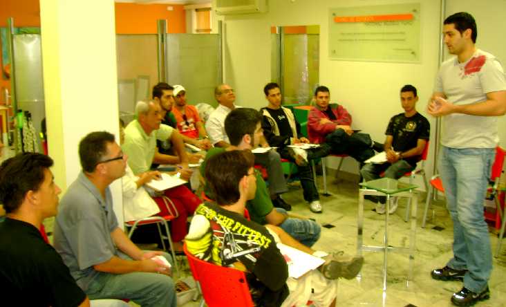Eugini demonstrando um n�mero com cartas