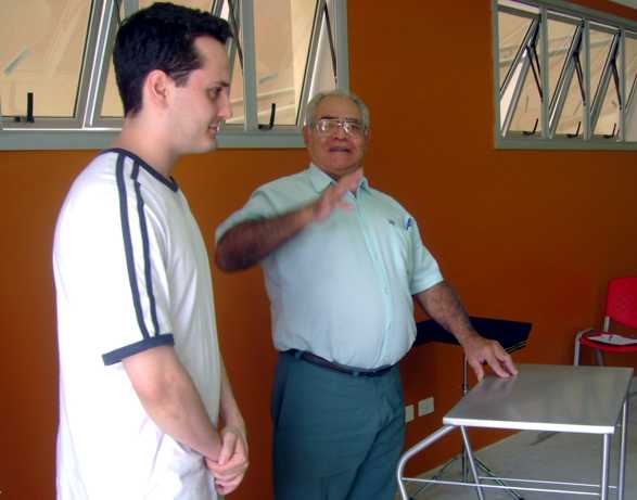 Murilo Pereira (esquerda) e Alan Pach� (direita) competindo em Mentalismo