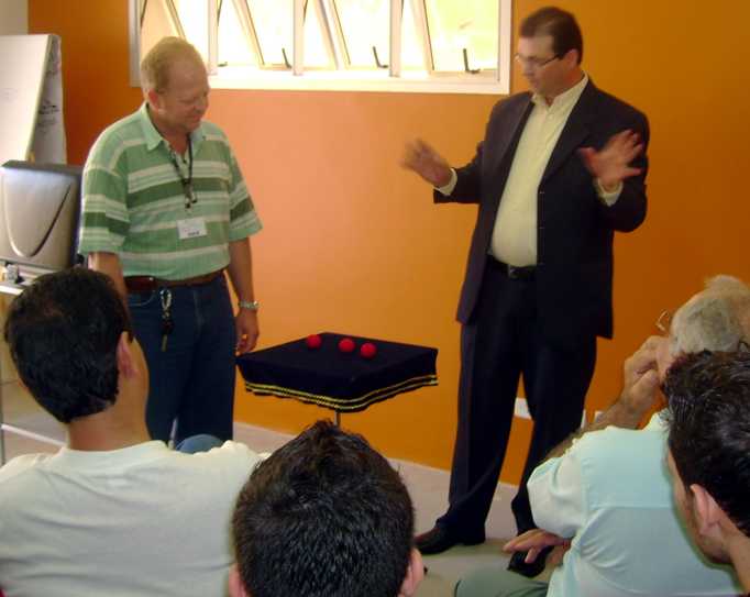 Spartakus (direita) em sua confer�ncia de "bolas de esponja" com Tom� (esquerda)