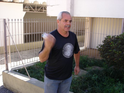 Transmissão do gás do refrigerante. Celso Gonçalves agitando a latinha (Coca-Cola)