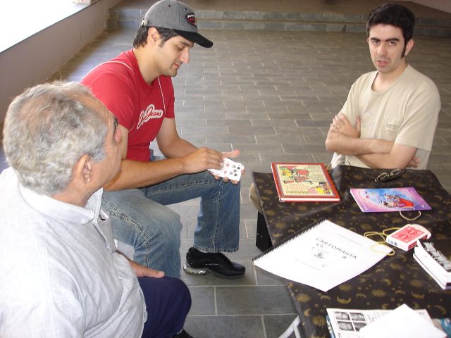 M�gico Eugini demonstrando um n�mero de cartomagia