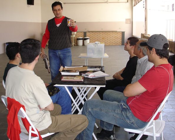 M�gico Bellini demonstrando um n�mero de magia para crian�as