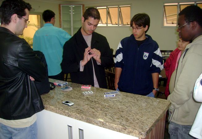 Logan apresentando um n�mero com cartas