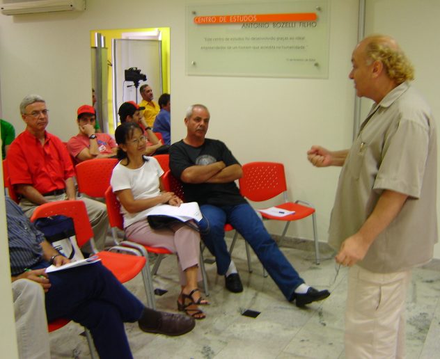 Tato Fischer iniciando sua palestra sobre o assunto