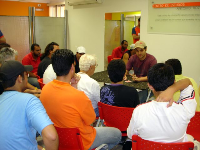 Professor Eugini e uma aula dedicada �s m�gicas com cartas