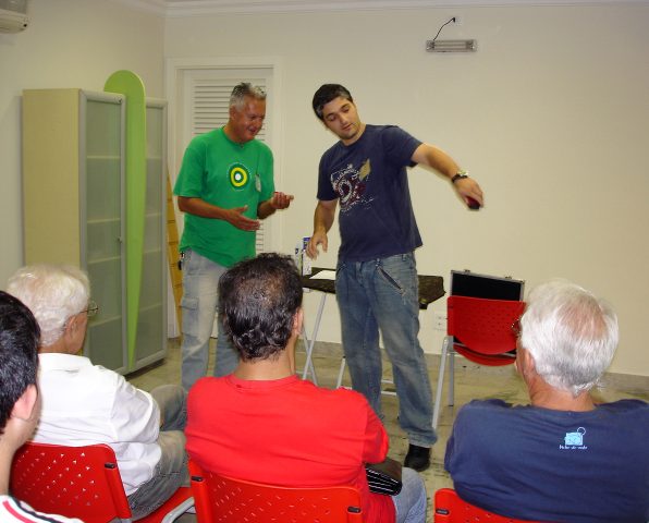 Na aula inaugural, Professor Eugini apresentando um n�mero